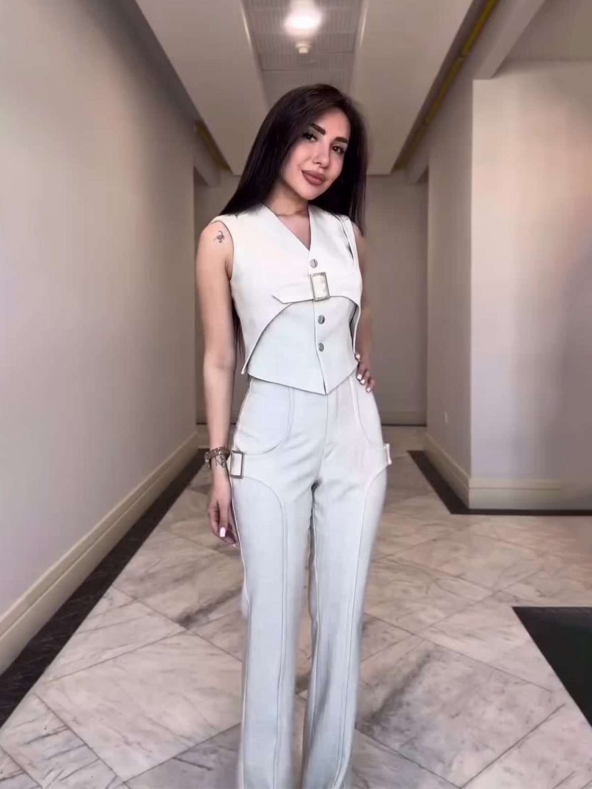 Fashion Sleeveless V-Neck Pantsuit