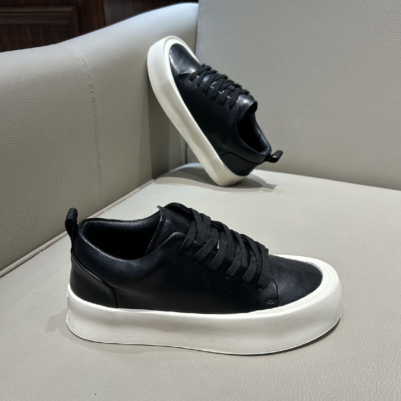 Solid-Color Breathable Low-Top Casual Sneakers