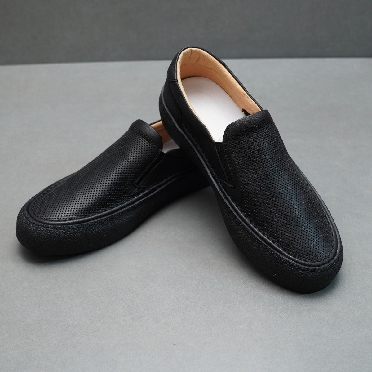 Handcrafted Vintage Minimalist Fashionable Versatile Lace-Up Casual Sneakers